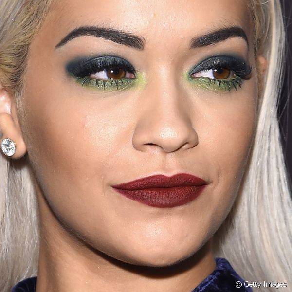 Rita Ora também apostou no marrom para complementar sua make de olhos colorida